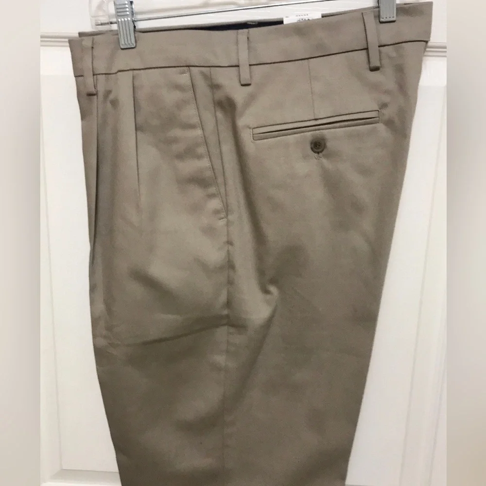 NWT Dockers Men’s Signature Khaki Slacks
